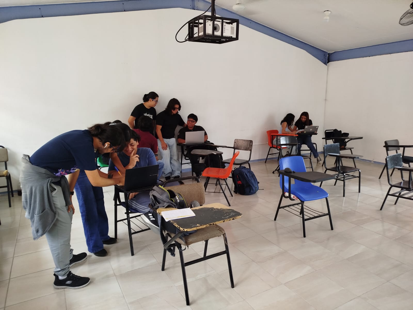 Estudiantes colaborando en un entorno educativo